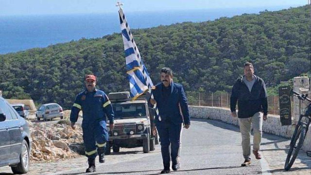 Χωρίς μαθητές η παρέλαση στη Γαύδο – Τη σημαία κράτησαν οι κάτοικοι