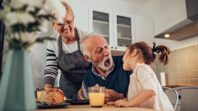 Γιατί η γιαγιά και ο παππούς από την πλευρά του πατέρα δεν είναι τόσο «καλοί» όσο της μητέρας