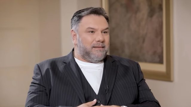 Γρηγόρης Αρναούτογλου: Ήμουν τόσο θρησκόληπτος που δεν έκανα σεξ κάθε Τετάρτη και Παρασκευή
