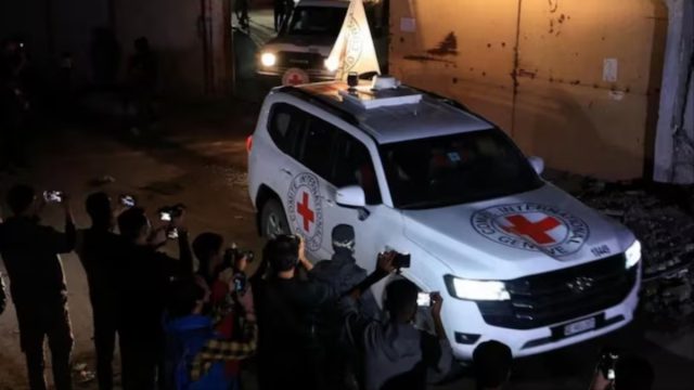 Ο Ερυθρός Σταυρός παρέδωσε το φέρετρο με τη σορό 16ου ομήρου στο Ισραήλ