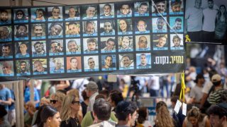 Ώρα επιστροφής για τους 20 ζωντανούς ομήρους: Πώς θα μεταφερθούν στο Ισραήλ – Τι θα γίνει με τους νεκρούς