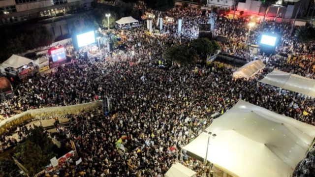 Χιλιάδες άνθρωποι στο Τελ Αβίβ: Συγκίνηση στην τελευταία συγκέντρωση των συγγενών των ομήρων πριν την απελευθέρωσή τους από τη Χαμάς