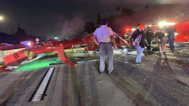 Η τρομακτική στιγμή της συντριβής ελικοπτέρου σε αυτοκινητόδρομο στην Καλιφόρνια