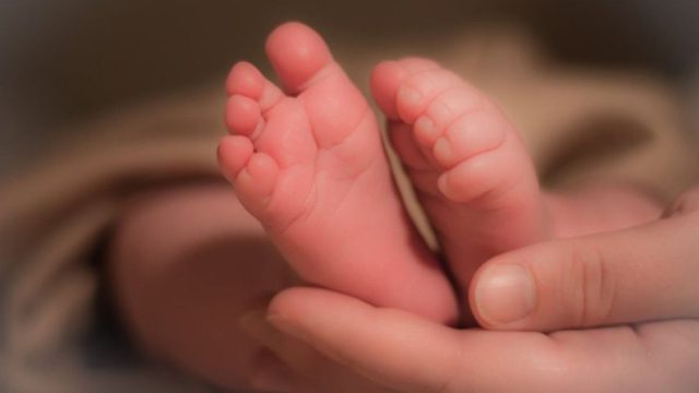 Απόλυτη φρίκη: Μωρό τριών ημερών θάφτηκε ζωντανό από τους γονείς του – Θαύμα ότι επέζησε