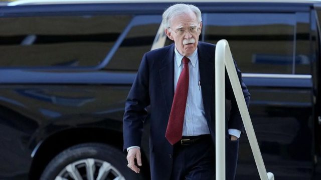 Τζον Μπόλτον: Παραδόθηκε ο πρώην σύμβουλος του Τραμπ και νυν εχθρός του
