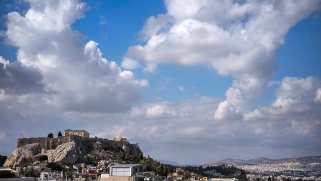 Καιρός σήμερα 12/10: Διχασμένο το σκηνικό – Πού θα έχει ηλιοφάνεια και πού βροχές σύμφωνα με Καλλιάνο, Αρνιακό
