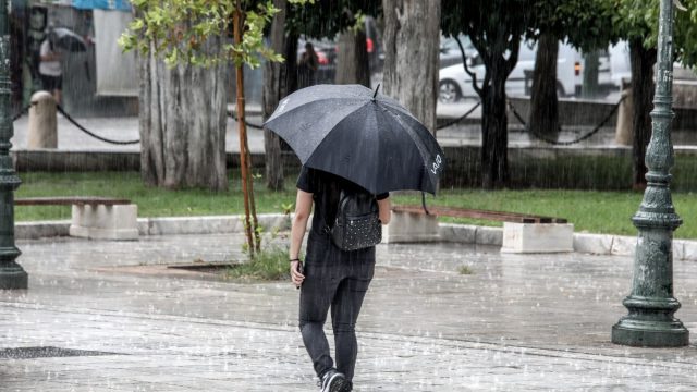 Καιρός σήμερα 23/10: Φθινοπωρινό σκηνικό με βροχές και καταιγίδες – Πού θα χρειαστείτε ομπρέλα σύμφωνα με Μαρουσάκη και Αρνιακό