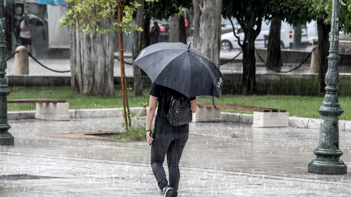 Καιρός σήμερα 23/10: Φθινοπωρινό σκηνικό με βροχές και καταιγίδες – Πού θα χρειαστείτε ομπρέλα σύμφωνα με Μαρουσάκη και Αρνιακό