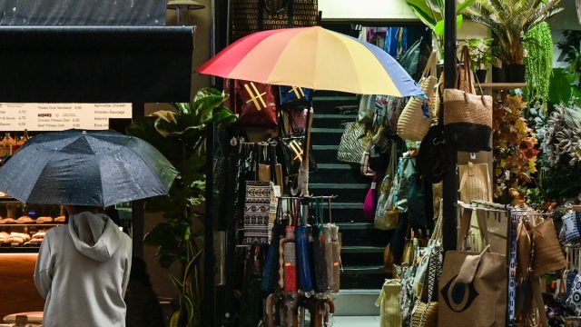 Καιρός 3/10: Σφοδρή κακοκαιρία «χτυπά» την Ελλάδα – Μέχρι πότε θα διαρκέσουν οι καταιγίδες σύμφωνα με Αρναούτογλου και Καλλιάνο