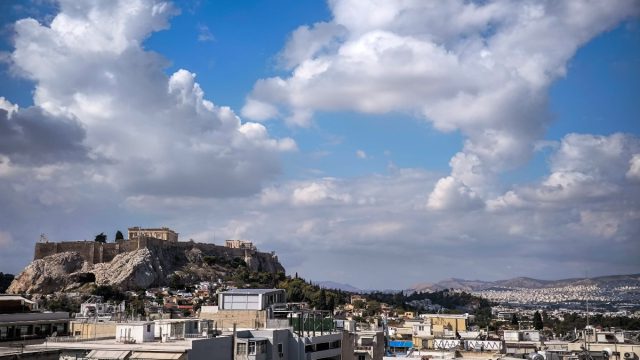 Καιρός (5/10): Ήλιος και ψιχάλες μαζί – Από Δευτέρα έρχεται φθινοπωρινή «κακοκαιρία» σύμφωνα με Αρνιακό και Γιαννόπουλο