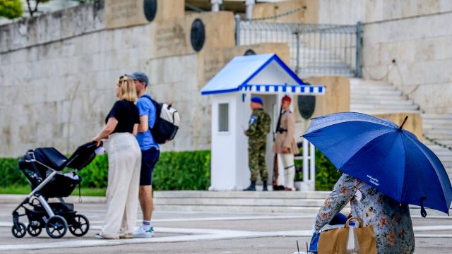 Καιρός 15/10: Η θερμοκρασία θα αγγίξει τους 24 βαθμούς – Πού αναμένονται καταιγίδες σύμφωνα με Αρναούτογλου και Αρνιακό