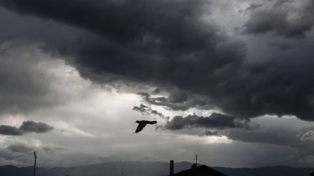 Γενικά άστατος ο καιρός σήμερα 22/10: Μετά τις βροχές έρχονται τα 30άρια – Η πρόγνωση από Αρνιακό και Ρήγου
