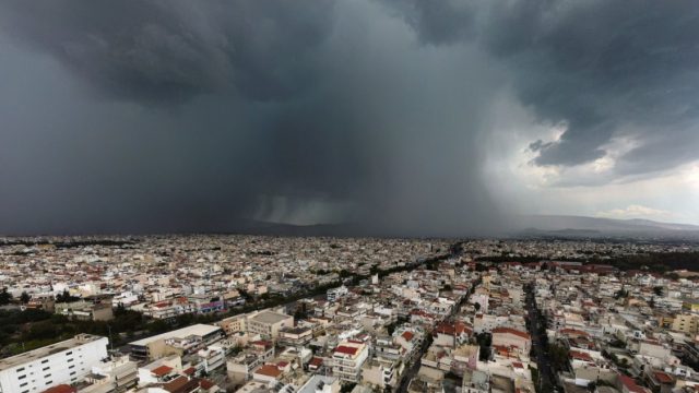 Καιρός σήμερα (8/10): Υποχωρούν τα έντονα φαινόμενα, εμμένουν οι καταιγίδες στα νοτιοανατολικά – Η πρόγνωση από Αρνιακό και Σούζη