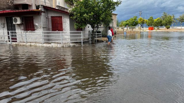 «Σαρώνει» η κακοκαιρία: Λίμνη έγινε το Αιτωλικό – Το νερό ενός μήνα έπεσε στην Αττική