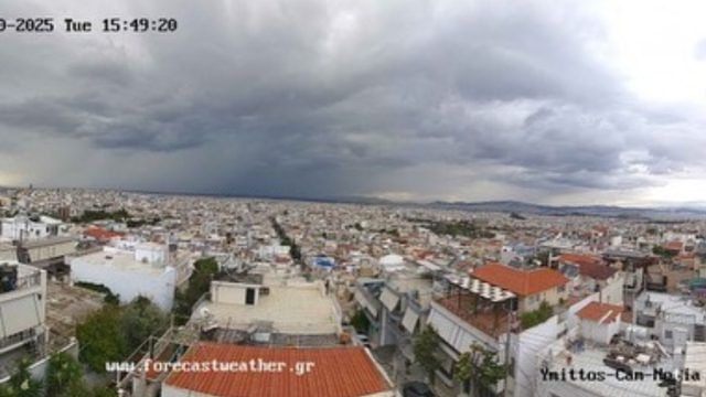 Άνοιξαν οι ουρανοί στην Αττική – Κυκλοφοριακό χάος στους δρόμους