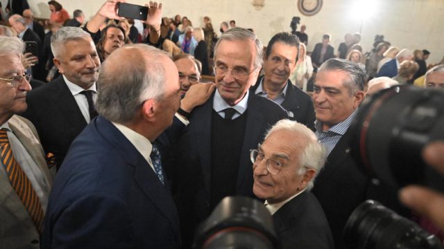 Παρέμβαση Καραμανλή με μήνυμα για κρίση θεσμών – Η παρουσία Σαμαρά και η θερμή χειραψία
