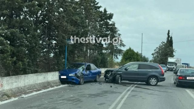 Σοκαριστική καραμπόλα στη Θεσσαλονίκη: Η στιγμή που το αμάξι πέφτει στο βαν – Πετάγεται στο παρμπρίζ οχήματος