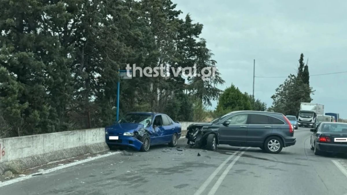 Σοκαριστική καραμπόλα στη Θεσσαλονίκη: Η στιγμή που το αμάξι πέφτει στο βαν – Πετάγεται στο παρμπρίζ οχήματος