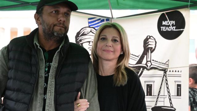 Καρυστιανού για Άγνωστο Στρατιώτη: «Το μεγάλο έγκλημα κατά του λαού συντελείται πίσω από το μνημείο»