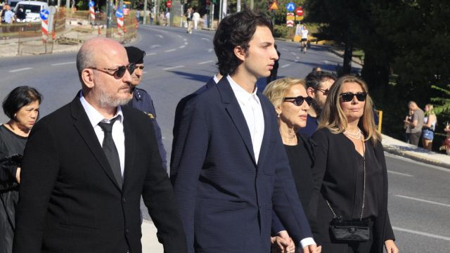 «Ένιωθα από μικρός έναν κόμπο στο λαιμό όταν βρισκόμασταν»: Συγκινούν ο γιος και ο εγγονός του Διουνύση Σαββόπουλου
