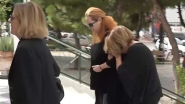 Πέρασε στην αιωνιότητα ο Άλκης Γιαννακάς: Θλίψη στην κηδεία του – Υποβασταζόμενη η σύντροφός του