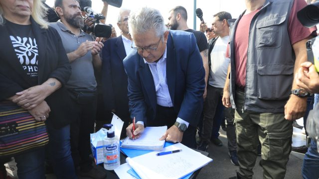 Δημήτρης Κουτσούμπας: Τι έγραψε στο σημείωμα που άφησε στον Πάνο Ρούτσι