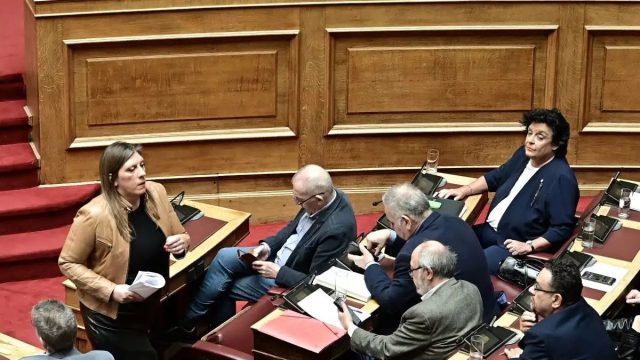 Άγρια κόντρα στη Βουλή μεταξύ Ζωής Κωνσταντοπούλου και Λιάνας Κανέλλη: «Επί Χούντας έκανε καριέρα» – «Το 1967 ήμουν 13 ετών ουαί ουαί ουαί»