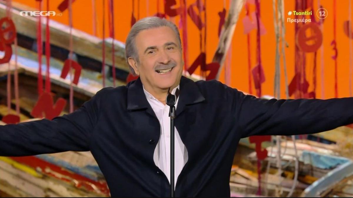 Λάκης Λαζόπουλος: Επέστρεψε με τραγούδι Σαββόπουλου και «καρφιά» για Μητσοτάκη και ΟΠΕΚΕΠΕ