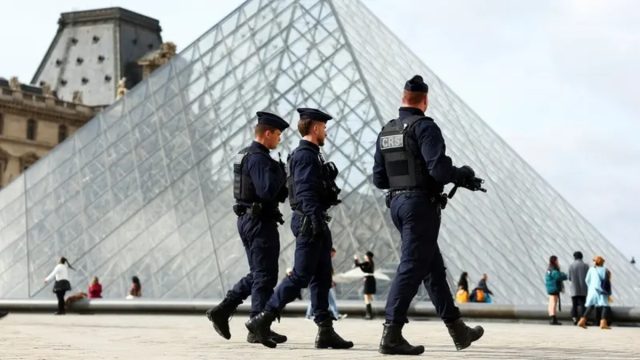 Λούβρο: 5 νέες συλλήψεις από τη γαλλική αστυνομία – Άφαντα τα κοσμήματα