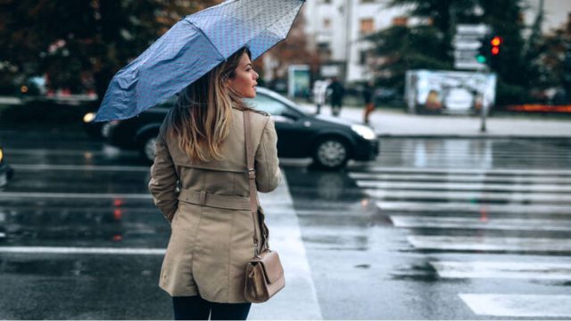 Πώς να έχεις τέλεια μαλλιά ακόμα και στις βροχερές μέρες – 2 απλοί τρόποι