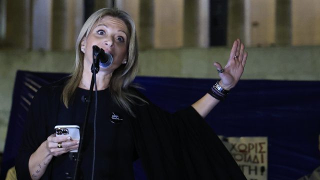 Μαρία Καρυστιανού για Άγνωστο Στρατιώτη: Κάτω τα χέρια από το μνημείο όλων μας