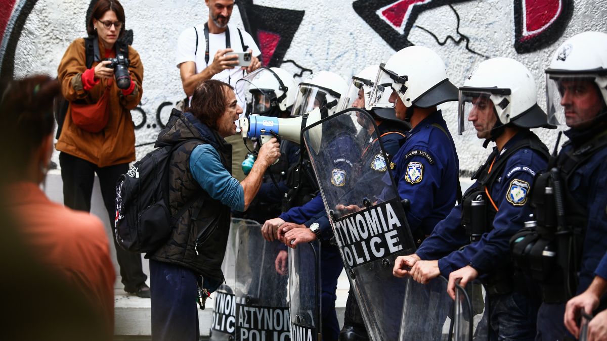 Ένταση στο Μεταξουργείο: Η ΕΛ.ΑΣ «έπνιξε» με χημικά εκπαιδευτικούς έξω από την Πρωτοβάθμια