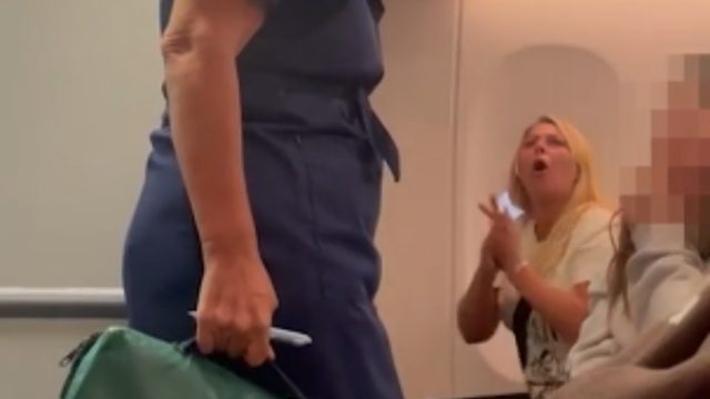 Καρέ καρέ η στιγμή που μεθυσμένη Βρετανίδα προκάλεσε αναγκαστική προσγείωση στο Ηράκλειο