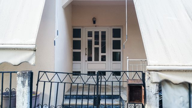 «Βλέπαμε τηλεόραση, σηκώθηκα, πήρα πετσέτα και την έπνιξα» – Κυνικός ο μητροκτόνος στα Τρίκαλα