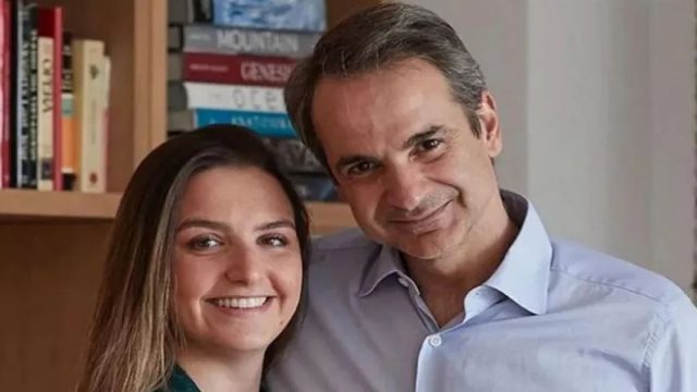«Έλεος με τα fake news»: Η κόρη του Κυριάκου Μητσοτάκη απαντά για τα εισιτήρια και το ποπ κορν του πρωθυπουργού στη Βοστώνη