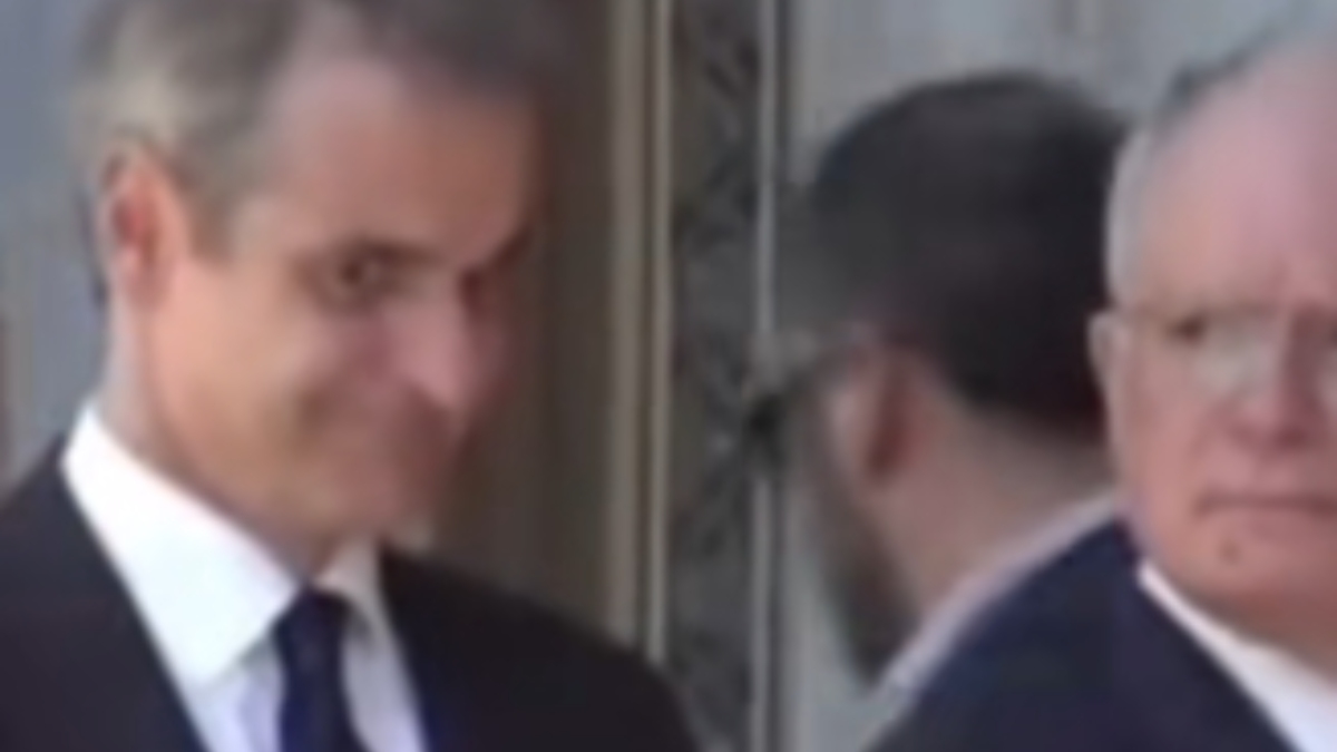 Ο Δένδιας αγνόησε απροκάλυπτα τον Μητσοτάκη στην κηδεία του Σαββόπουλου – Η άβολη στιγμή