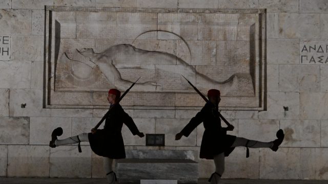 Υπερψηφίστηκε η τροπολογία για τον Άγνωστο Στρατιώτη που απαγορεύει τις διαδηλώσεις μπροστά στη Βουλή
