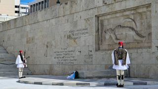 Μνημείο Αγνώστου Στρατιώτη: «Όχι άλλες διαμαρτυρίες» το μήνυμα της κυβέρνησης – Η παρέμβαση Μητσοτάκη και Τασούλα