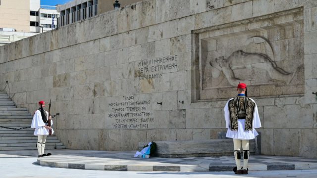 Μνημείο Αγνώστου Στρατιώτη: «Όχι άλλες διαμαρτυρίες» το μήνυμα της κυβέρνησης – Η παρέμβαση Μητσοτάκη και Τασούλα