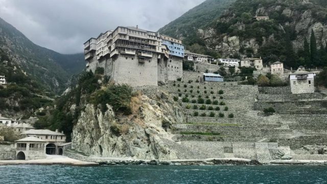 «Δεν έβρισκα εισιτήριο»: Συνελήφθη Ρώσος μοναχός που ήταν παράνομα στη χώρα από το 2022