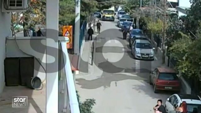 «Ήταν ένα παιδάκι εκεί ανάσκελα»:  Η στιγμή που το ΕΚΑΒ παραλαμβάνει τη 10χρονη που κατέρρευσε στο σχολείο της