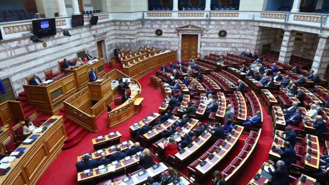 Ψηφίζεται το νέο εργασιακό νομοσχέδιο – Σε υψηλούς τόνους η συζήτηση για το 13ωρο στη Βουλή