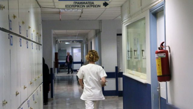 ΕΣΥ: Η εξουθένωση των νοσηλευτών και η πλάνη του «βραχιολιού» που σπρώχνει τους πολίτες στην ιδιωτική υγεία
