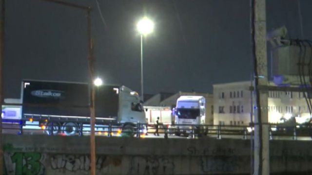 Παράλυση στον Κηφισό από δύο τροχαία: Νταλίκα έπεσε σε μπάρες στη Λένορμαν – Καραμπόλα 3 ΙΧ στα ΚΤΕΛ