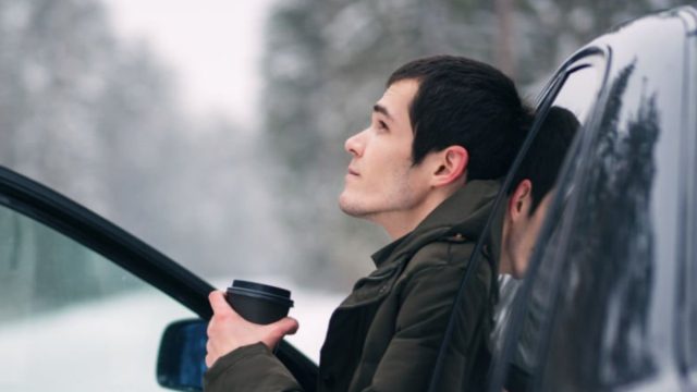 Νέος ΚΟΚ: Το υπουργείο Μεταφορών ξεκαθαρίζει για τον καφέ και το μπουφάν στην οδήγηση