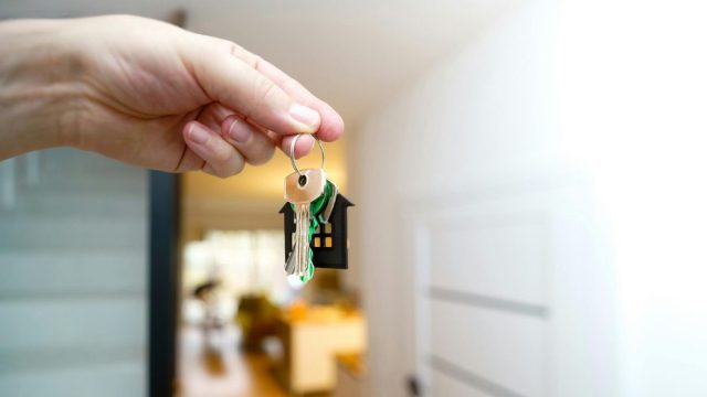 «Όνειρο απατηλό» η απόκτηση κατοικίας – Απαιτούνται μισθοί 15 ετών για την αγορά ενός σπιτιού 70 τ.μ.