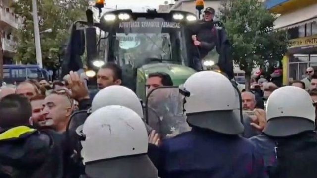 Οργισμένοι αγρότες έσπασαν τον «κλοιό» της αστυνομίας και περικύκλωσαν τον Κώστα Τσιάρα