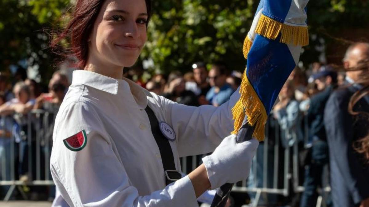Σημαιοφόρος με το καρπούζι: «Τι νόημα έχει να γιορτάζουμε το “δικό μας ΟΧΙ” και να μη λέμε “Οχι” σε κάθε τι άδικο και βάρβαρο»