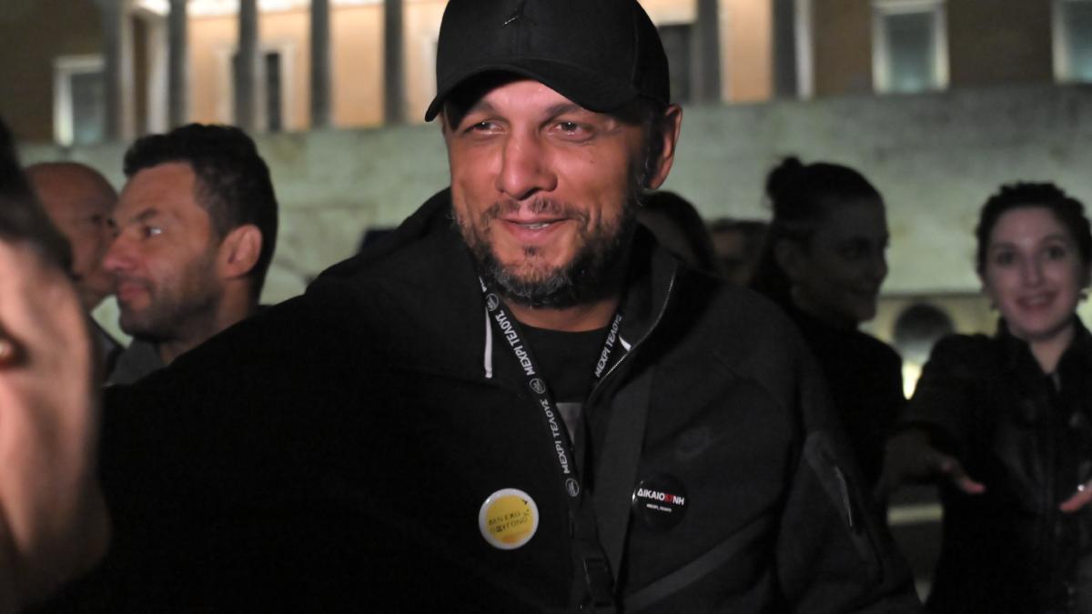 «Από σήμερα, από εδώ και πέρα κάθε βράδυ στο Σύνταγμα»: Ξανά στον Άγνωστο Στρατιώτη ο Πάνος Ρούτσι