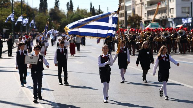 Η Ελλάδα τιμά την 28η Οκτωβρίου: Πλήθος κόσμου στο Σύνταγμα – Μαθητικές παρελάσεις σε όλη τη χώρα